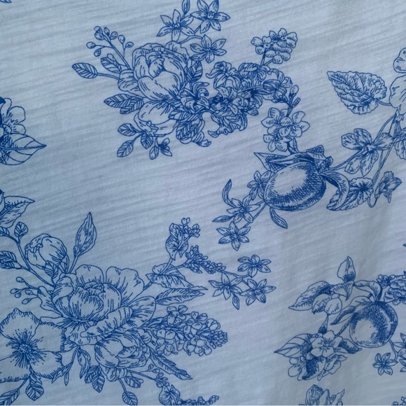 Dept. 222 (XL) White Sleeveless w/Blue Floral Print, V-Neck, w/decorative pocket - Picture 5 of 5